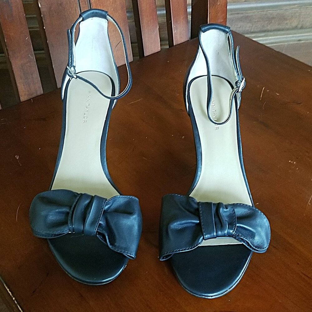 NWOT Leather Bow Heels